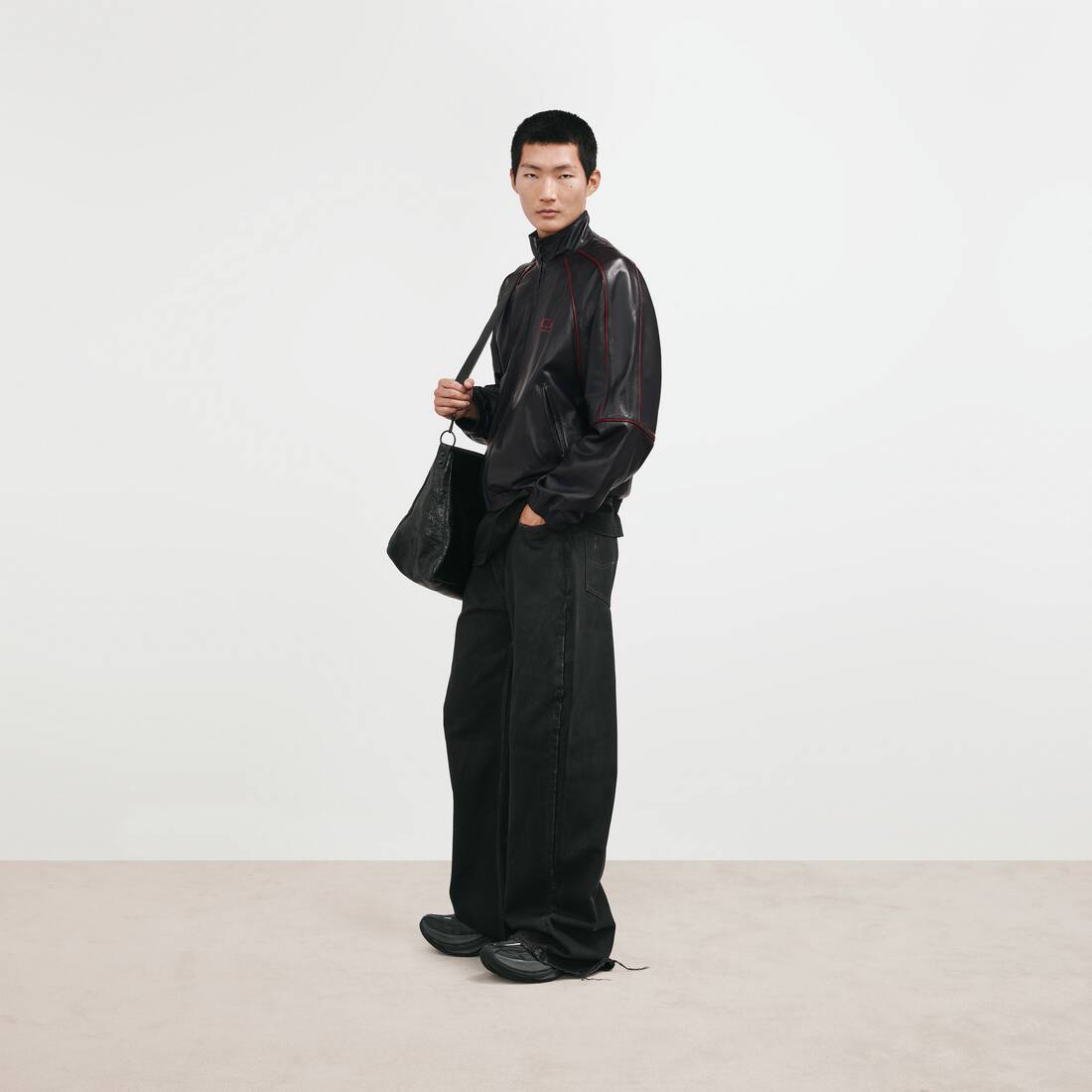 宽松弧形牛仔裤